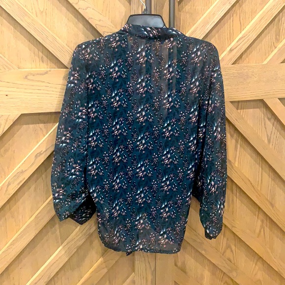 Women’s tie front blouse. Animal print. - Picture 4 of 5